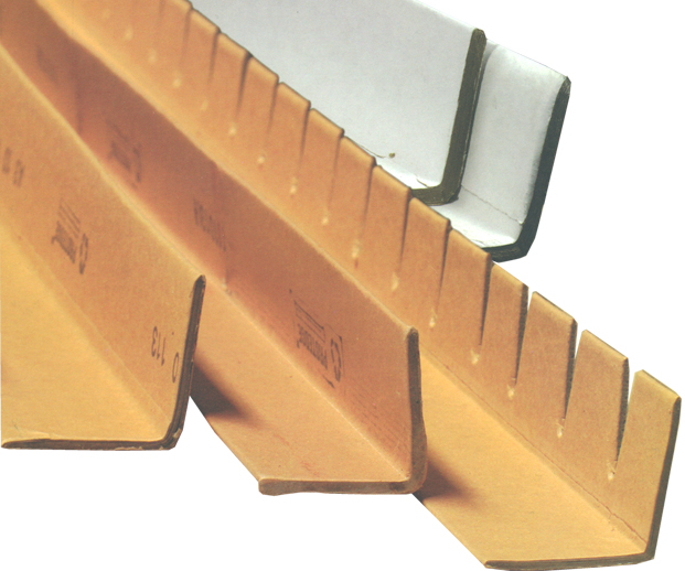 我们青岛纸护角厂家的纸护角通过加固瓦楞纸箱的四个角，它提供了结构稳定性