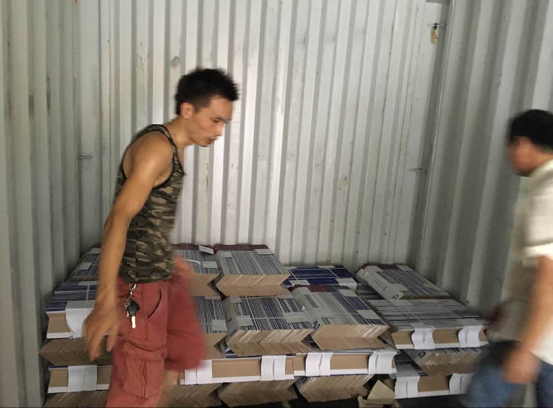 为了确保我们青岛纸护角产品的质量和数量如期，公司员工加班加点完成生产