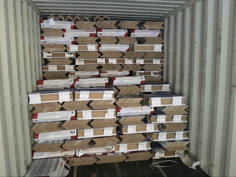 为了确保我们青岛纸护角产品的质量和数量如期，公司员工加班加点完成生产