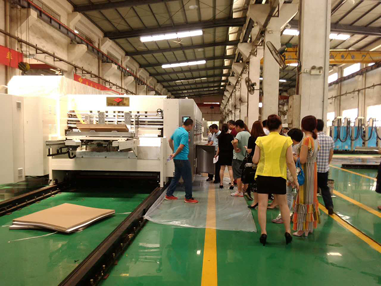 王总一行先后参观了青岛纸护角生产车间、阻燃纸生产线以及英恒达历史文化展厅